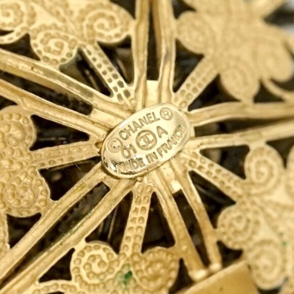 CHANEL CC Logo Green Gripoix Filigree Camellia Earrings Gold Tone 01A Auth w/Box - Picture 5 of 6